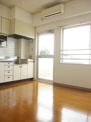 Living and room. 6 Pledge of dining kitchen