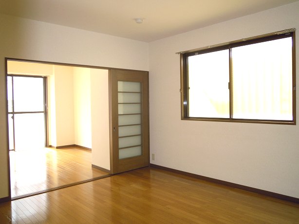 Living and room. Spacious space of about 15 pledge to open the living and Western-style sliding door