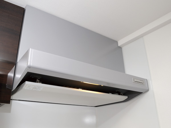 Kitchen.  [Rectification Backed range hood] Adopt a large range hood to absorb the powerful smoke rise. Dirt has adopted a high-quality enamel that does not soak into the rectifying plate.