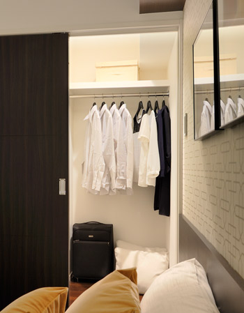 Receipt.  [Walk-in closet] Walk-in closet, Afford plenty put away a couple two people worth of clothing. By placing a pillow shelf in a plurality of directions, Bag and accessories can also be stored separately neat.