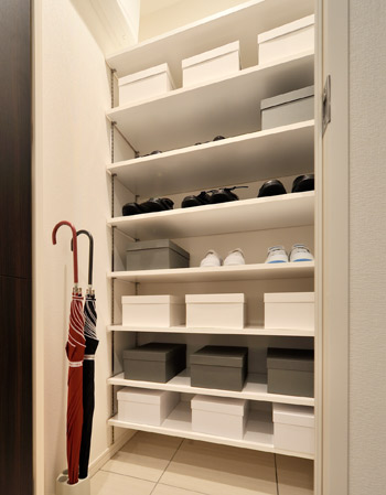 Receipt.  [Shoes-in closet] Capacity rich footwear input to keep around the entrance to the clean and beautiful. It can be organized such as to smart family everyone's shoes, It is easy to see and convenient design with a large door.