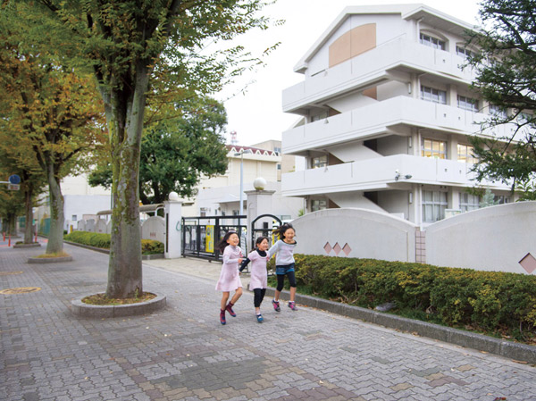 Surrounding environment. Flat approach of 8 minutes from the train station. The peripheral local, Lush quiet low-rise residential area of ​​tree-lined street. Quiet living environment while enjoying the convenience of Kitaurawa. primary school, Junior high school in less than five minutes educational environment is also excellent. (Tokiwa North elementary school before tree-lined avenue)