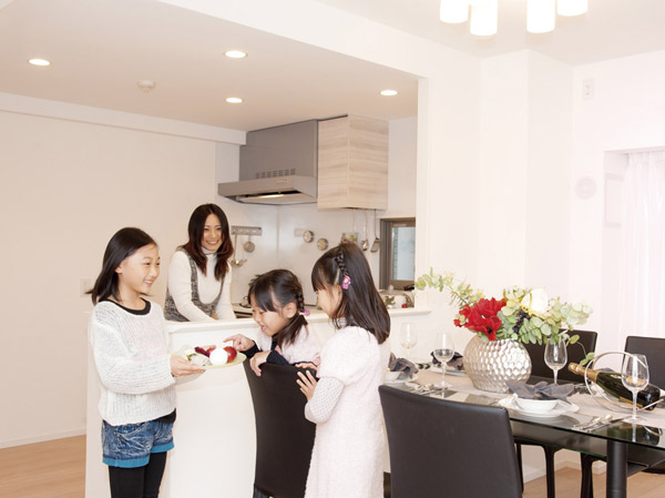 Room and equipment. L-shaped spacious kitchen of face-to-face counter type of open type, Firm the children while the dishes and clean up Mimamoreru plan. Bright window facing the balcony (living ・ dining ・ kitchen / B type building in the model room)