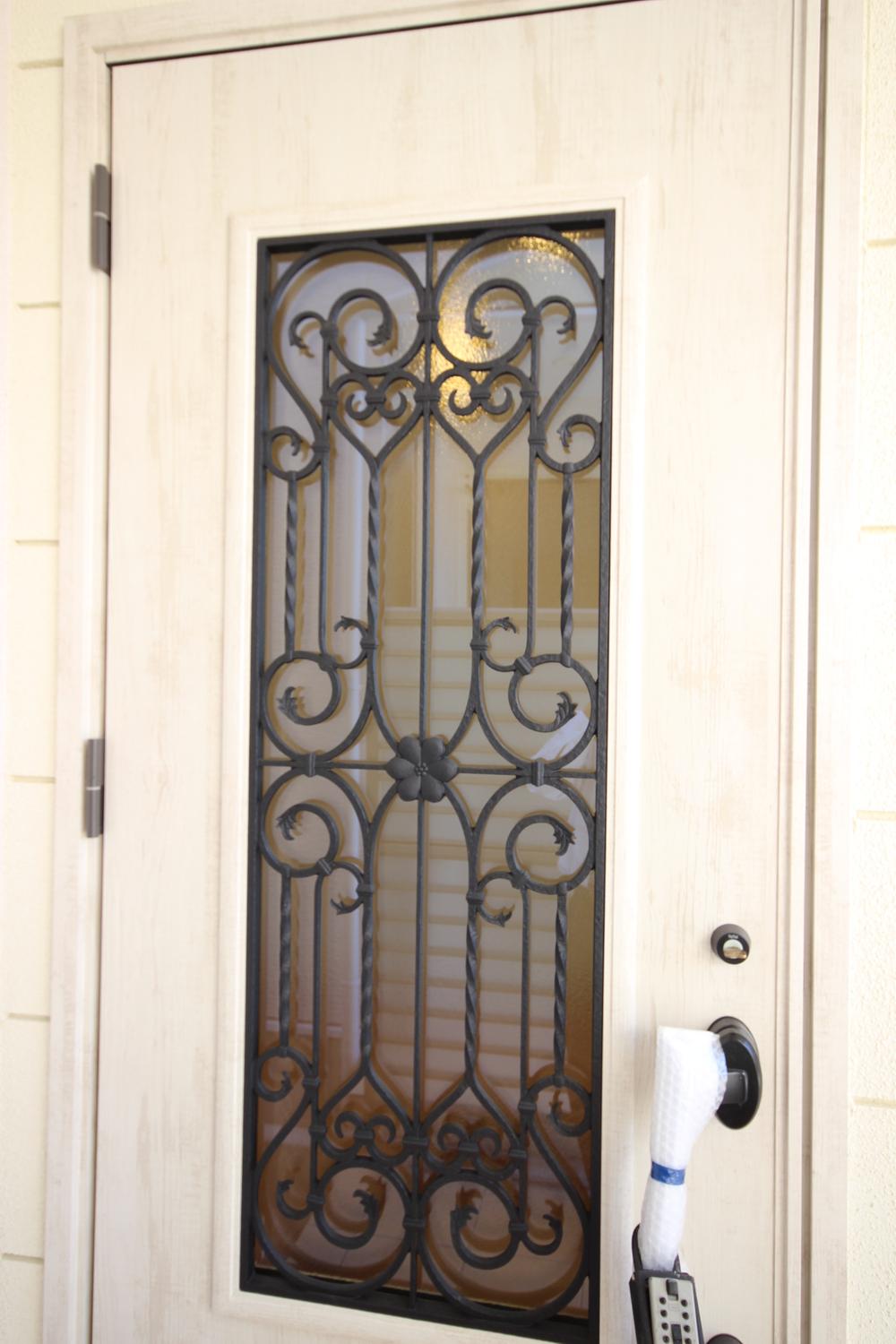 Local appearance photo. Entrance door of the metal fittings of fancy casting. Watermark glass is also an accent. 