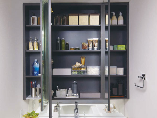 Bathing-wash room.  [Three-sided mirror back storage depth] With a movable shelf storage that can store plenty.