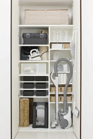Receipt.  [Arrange shelf] Compartment that can be arranged to suit the things put away.