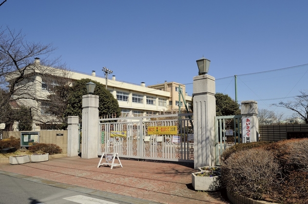 Kitaurawa Elementary School (440m / 6-minute walk)