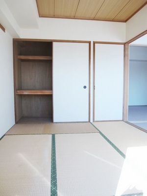 Living and room. Guests can relax in the bright southeast Japanese-style