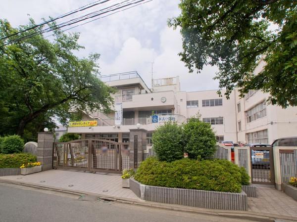 Primary school. 1040m until the Saitama Municipal Motobuto elementary school