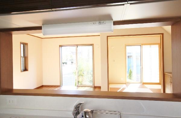 Kitchen. Bright face-to-face kitchen LDK overlooking. 