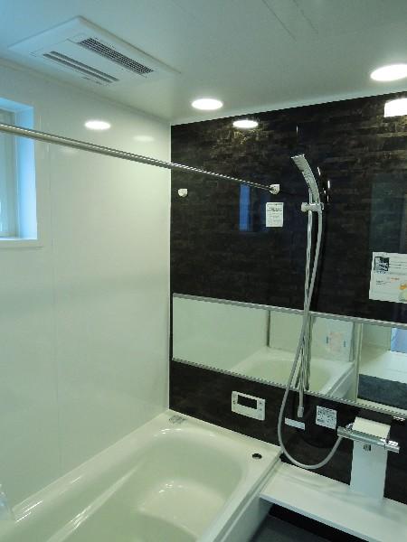 Bathroom. Thermos bathtub ・ Spacious 1 tsubo ・ With heating drying function