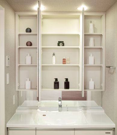 Bathing-wash room.  [Mirror-integrated storage space] It is possible to accommodate the accessories or the like to Kagamiura, Mirror-integrated storage space. It will produce a clean and well-equipped space. (Model Room 70A type)