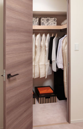 Receipt.  [Walk-in closet] Equipped with a shelf on the hanger pipe and the top, Clothes and bags, Storage of seasonal, It is very useful, for example, organize. (Model Room 70A type)
