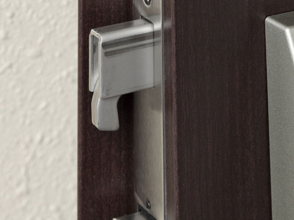 Security.  [Sickle dead lock] Because the sickle of the dead bolt is caught by the frame, Make it difficult to pry open the front door due to bar. (Same specifications)