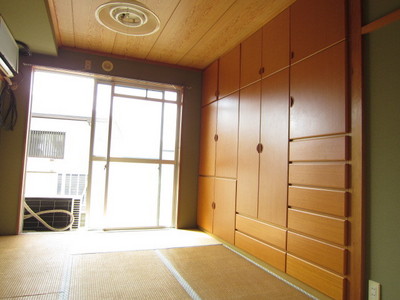 Living and room. 6 Pledge is a Japanese-style room