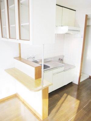 Kitchen. Storage has been enhanced ☆