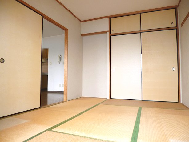Other room space. Bright Japanese-style room facing the balcony there is a closet of with upper closet