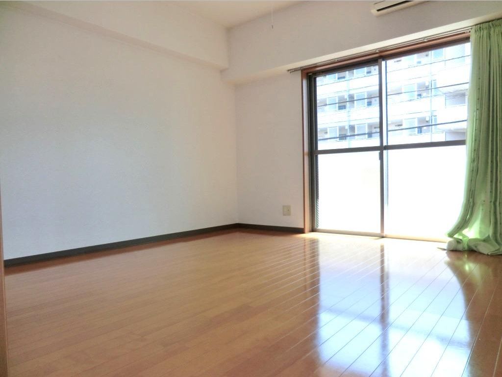 Living and room.  ☆ Spacious 8.17 Pledge of room ☆