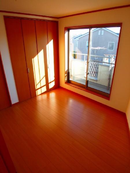 Non-living room. The third floor 5.3 tatami mats of Western-style. The room where the light is inserted from the storage rich south