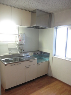 Kitchen. There is a bay window in the kitchen! 