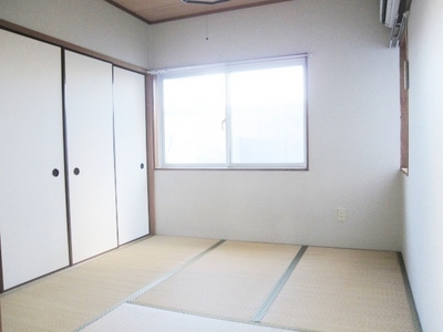 Living and room. Bright Japanese-style room 6 quires two-plane daylight