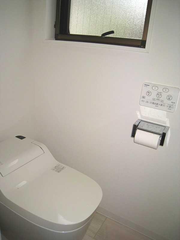 Toilet.  ◆ Window Yes glad to ventilation.