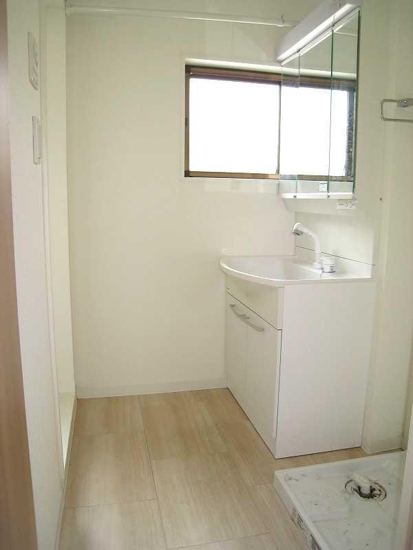 Wash basin, toilet.  ◆ There is a window in washroom, Daylighting ・ Ventilation is good.