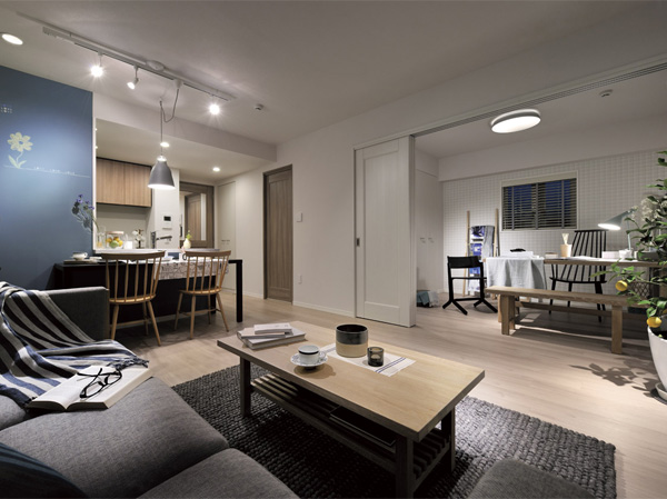 Living.  [living ・ dining] Spend a gentle time, Space design with a clear and relaxed. By opening a Western-style sliding door, living ・ Dining and such as integrated use, It has been considered so that you can use the space to flexible. (Model Room DOS type)