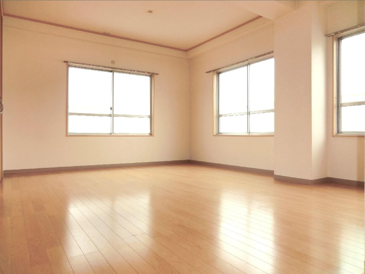 Living and room.  ☆ Popular corner residence ・ Dihedral is daylight bright rooms ☆