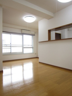 Living and room. 15 is a spacious Western-style tatami