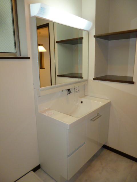 Wash basin, toilet. Building 2: Indoor (July 2013) Shooting
