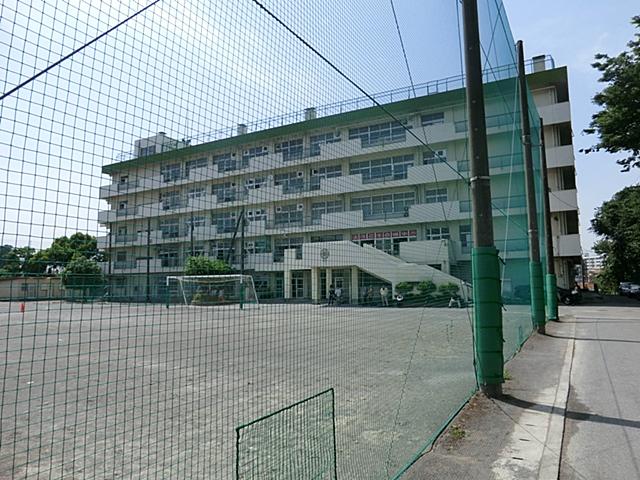 Junior high school. 890m until the Saitama Municipal Shirahata junior high school