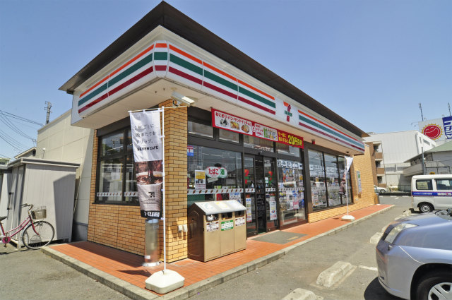 Convenience store. 180m to Seven-Eleven (convenience store)