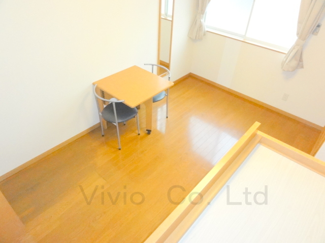 Living and room. Built-in table ・ With chair. 