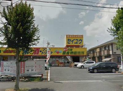 Supermarket. Seiyu to (super) 270m