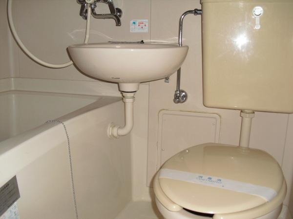 Toilet. Compact three-point