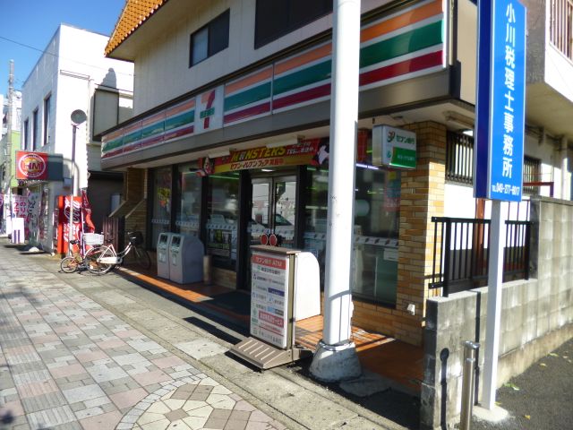 Convenience store. 210m to Seven-Eleven (convenience store)