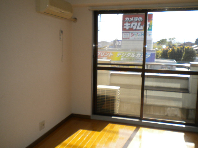 Living and room. Bright living room ・ Sunny ・ The top floor (5th floor)