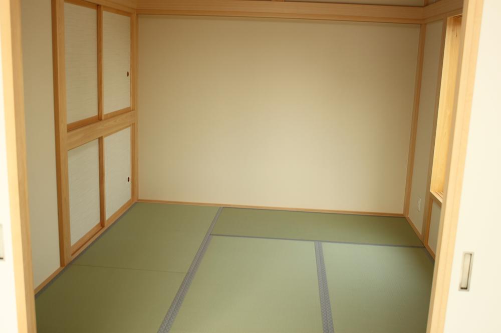 Non-living room. Japanese-style room Partial shooting (sliding doors can be stored in the back of the wall)