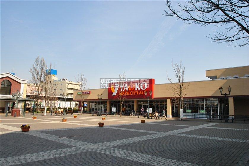 Supermarket. Until Yaoko Co., Ltd. Wakaba Nishiguchi shop is a convenient supermarket 1000m daily shopping. Roof has become a parking lot. 