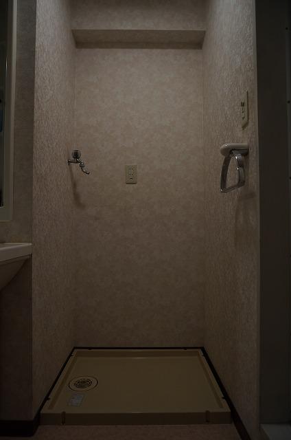 Wash basin, toilet. Local (10 May 2013) Shooting