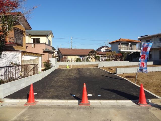 Local photos, including front road. Local (12 May 2013) Shooting