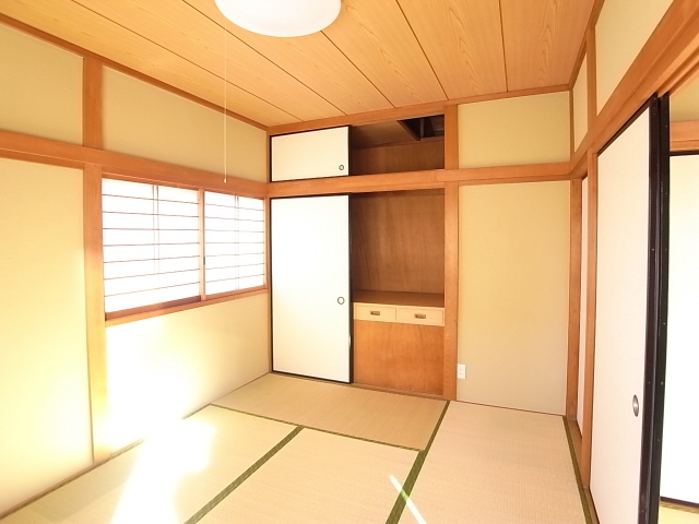 Other room space. Japanese-style room 6 quires west Closet