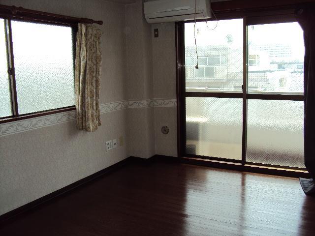 Living and room. Bright Western-style in the corner room