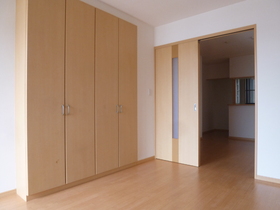 Living and room. There is also a Western-style 6 quires storage