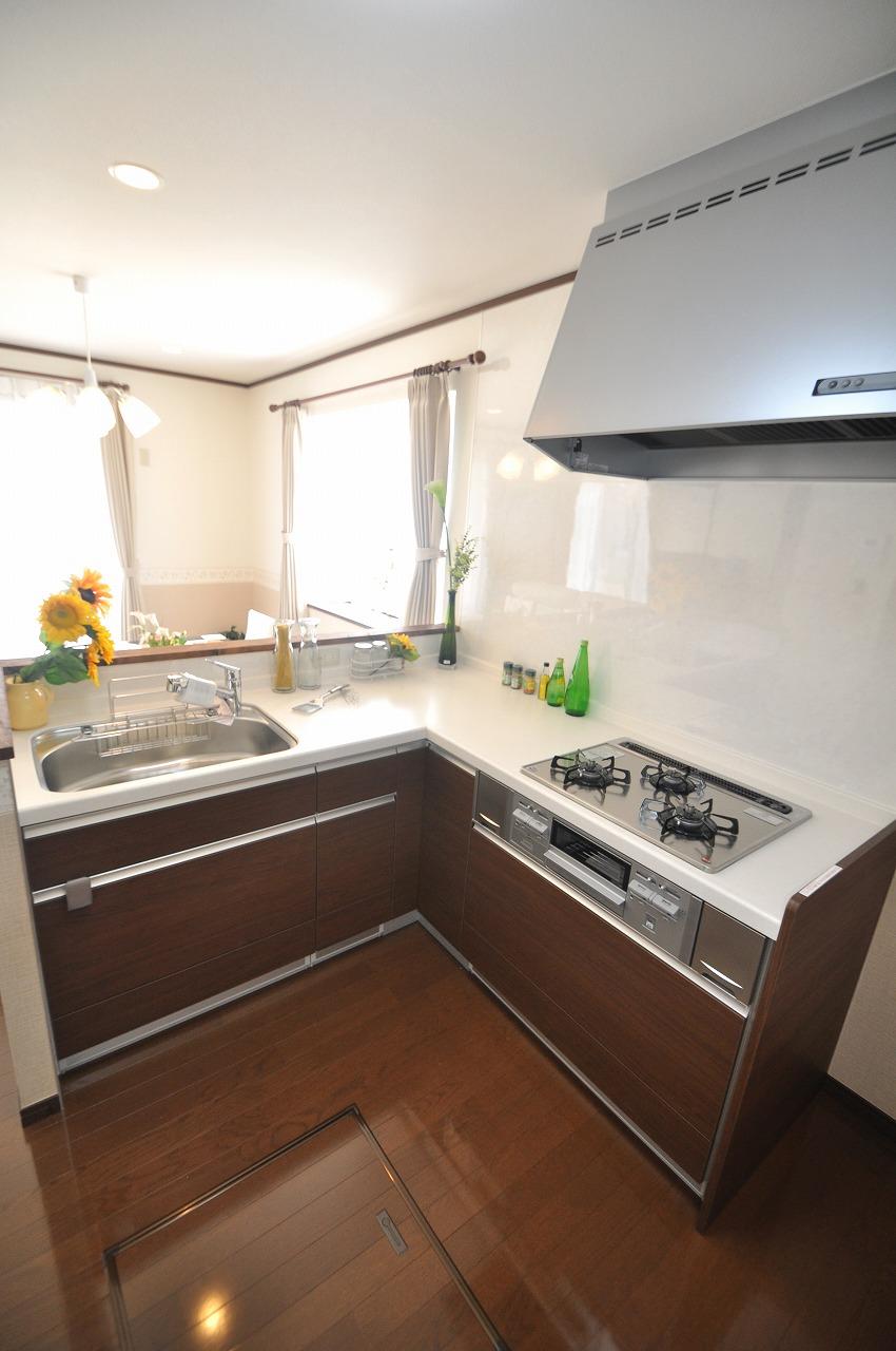 Kitchen. First floor kitchen is already a new exchange. Bright kitchen with face-to-face.