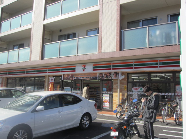 Convenience store. Seven-Eleven young leaves Station East store up (convenience store) 558m