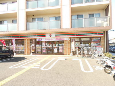 Convenience store. 832m to Seven-Eleven (convenience store)