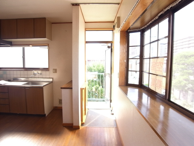 Entrance. Shoe box There is a bay window
