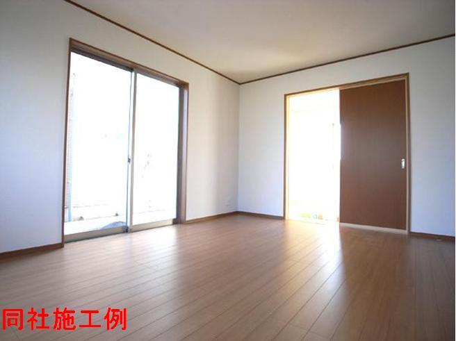 Same specifications photos (living). It is a living example of construction of the same construction company. 
